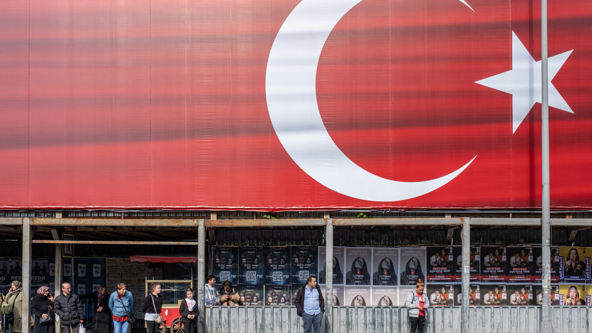 Türkiye, enflasyonun yüzde 65’e yaklaşmasının ardından faiz oranını yeniden yüzde 45’e yükseltti
