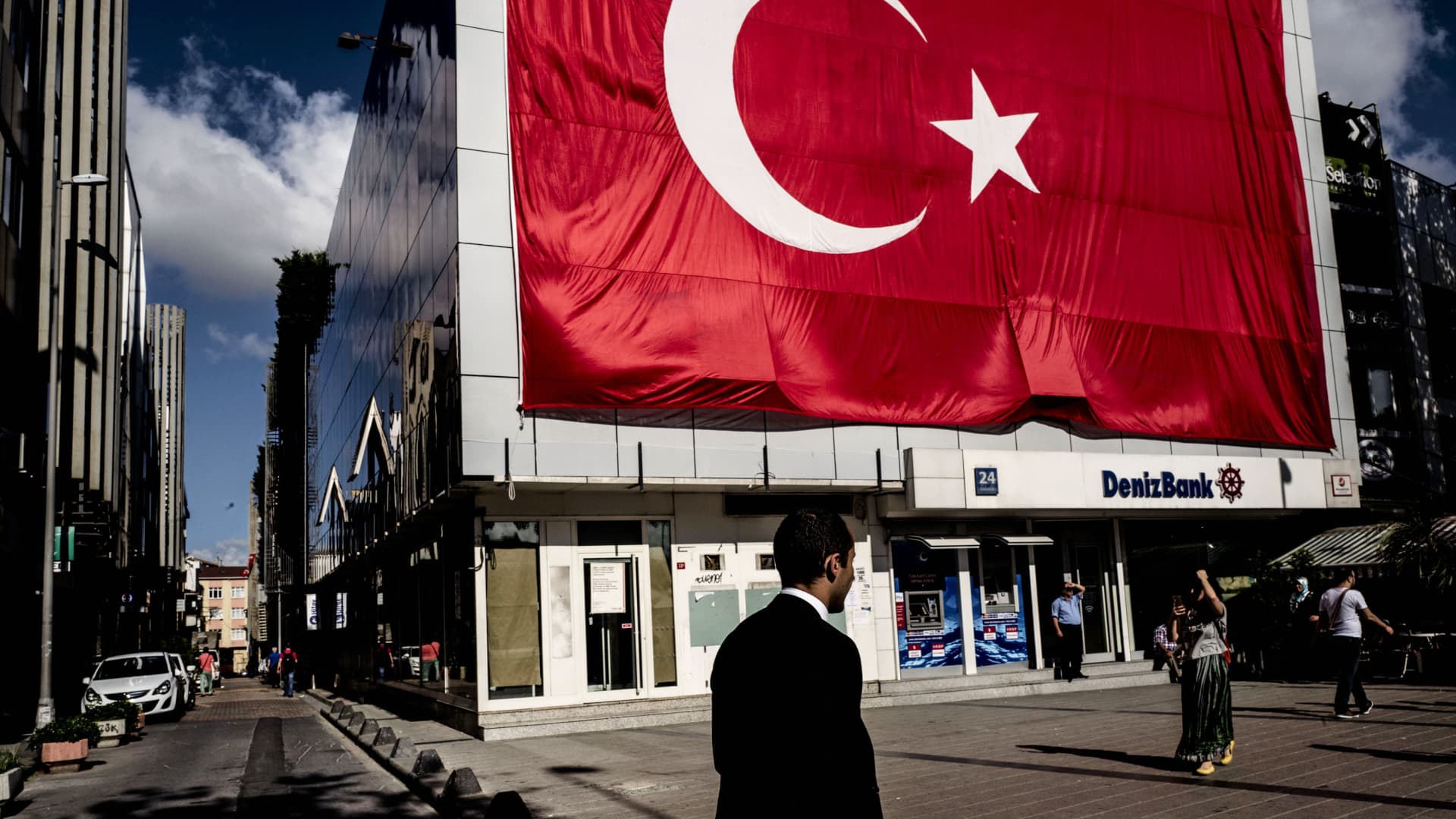 Türkiye, faiz artırım sürecini sekiz ay sonra sonlandırıyor ve temel faiz oranını %45’te bırakıyor
